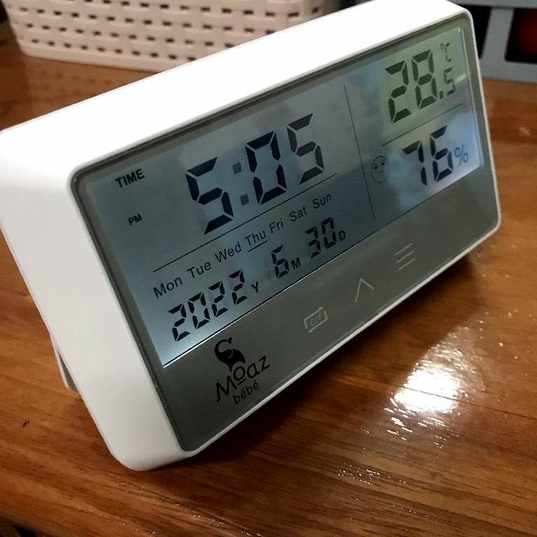 Review đồng hồ đa năng có chức theo dõi nhiệt độ và độ ẩm Moaz